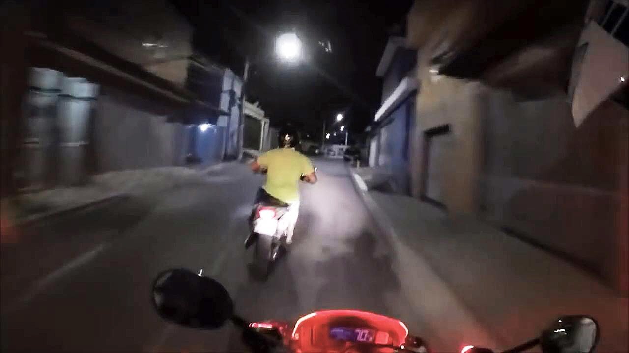 Захватывающая полицейская погоня за мотоциклистом в Бразилии