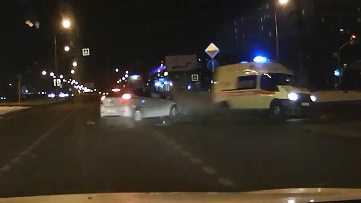Авария дня. В Набережных Челнах автомобиль скорой помощи столкнулся с Hyundai