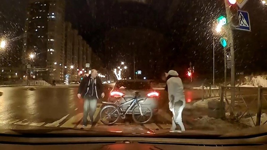 В Петербурге водитель задним ходом сбил велосипедиста
