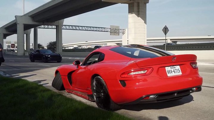 Хотел выпендриться, но не получилось! Dodge Viper улетел в бордюр