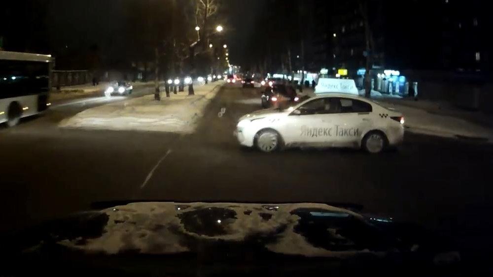 Авария дня. Таксист выехал наперерез в Перми