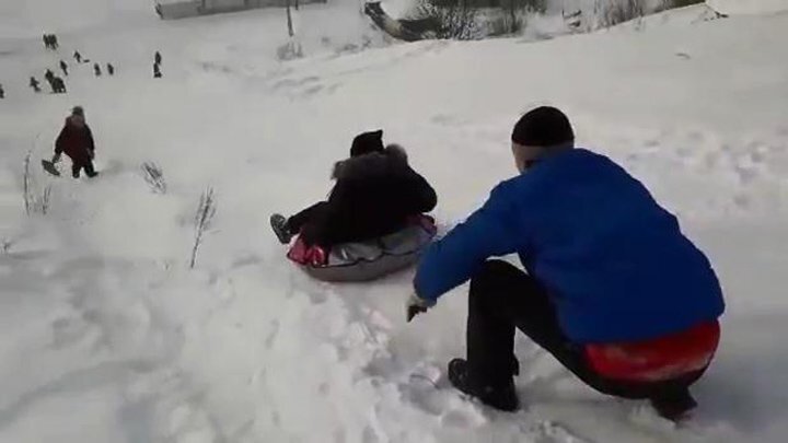  В Бурятии девушка на ватрушке, спускаясь с горки, врезалась в автомобиль