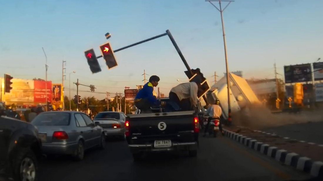 В Таиланде грузовик повалил светофор на оживленном перекрестке