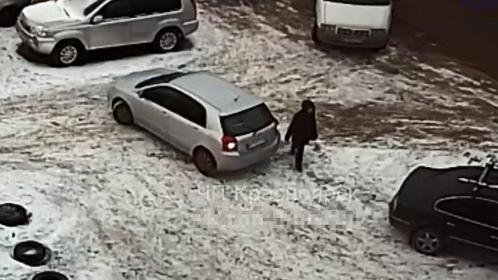 Женщина, сдавая назад на парковке, впечатала пешехода в другую машину