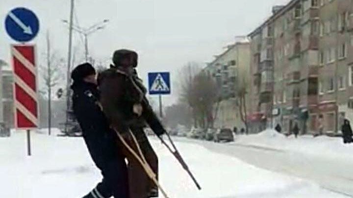 В Казани инспектор на руках перенес инвалида через дорогу