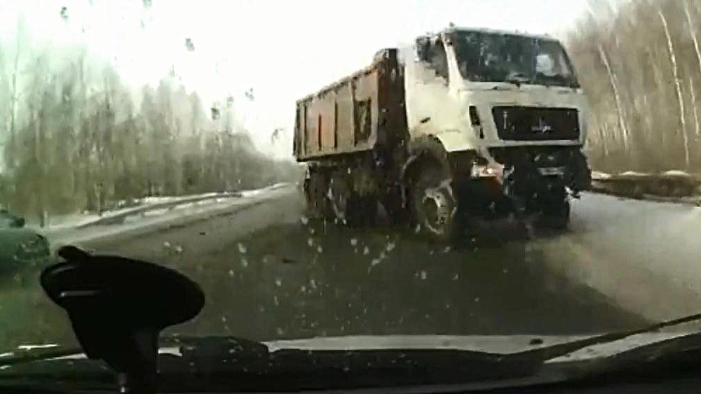 Авария дня. В ХМАО таксист чудом избежал лобового столкновения с грузовиком