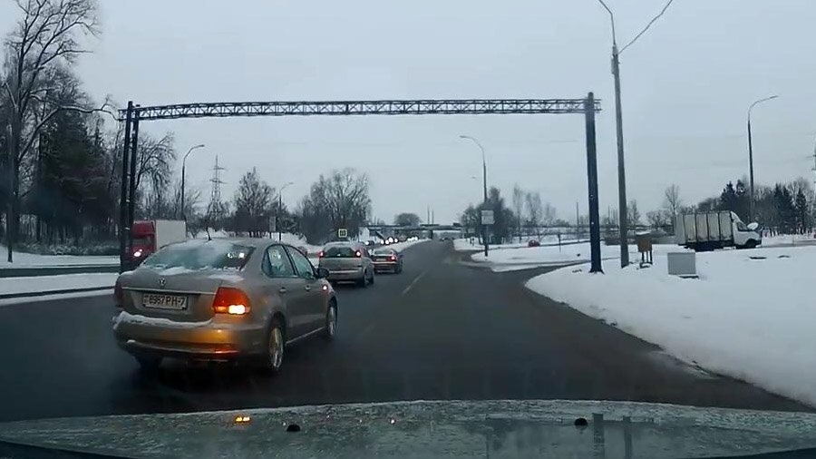 Подрезал и врезался в отбойник