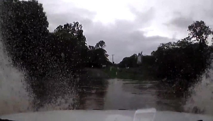 Австралийский водитель не проскочил затопленную половодьем дорогу