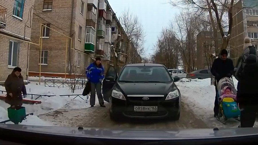 "Я сейчас эвакуатор вызову!" - конфликт двух автомобилисток в Сызрани