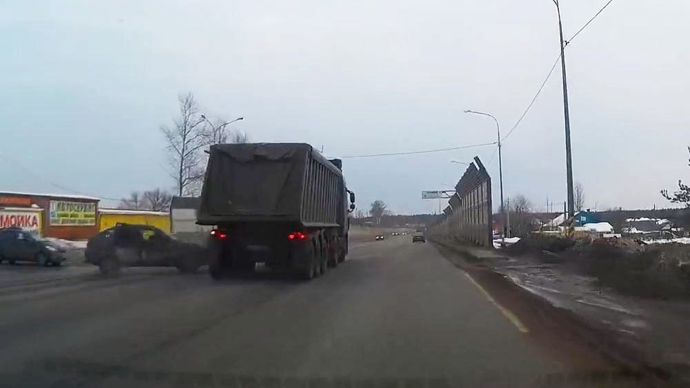 Водитель отвлекся от дороги и столкнулся с грузовиком под Калугой