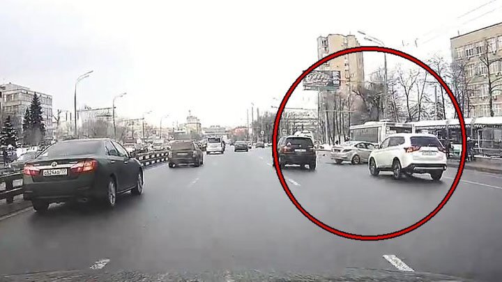  На юге Москвы водитель легковушки на скорости врезался в автобус