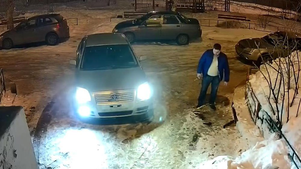 В Воронеже пьяный водитель врезался в припаркованную машину и уехал
