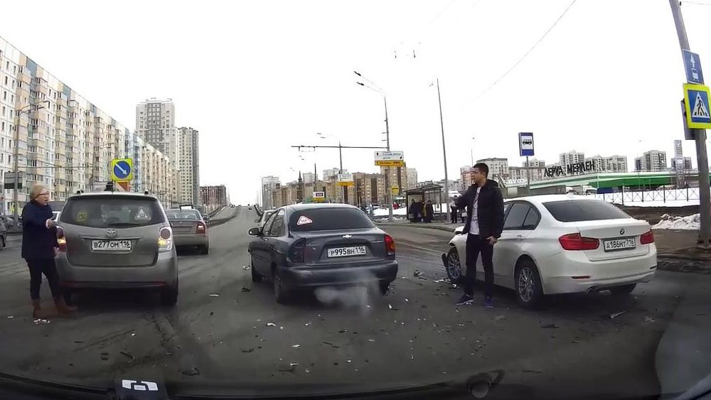 Женщина не успела проехать перекресток на "зеленый" в Казани