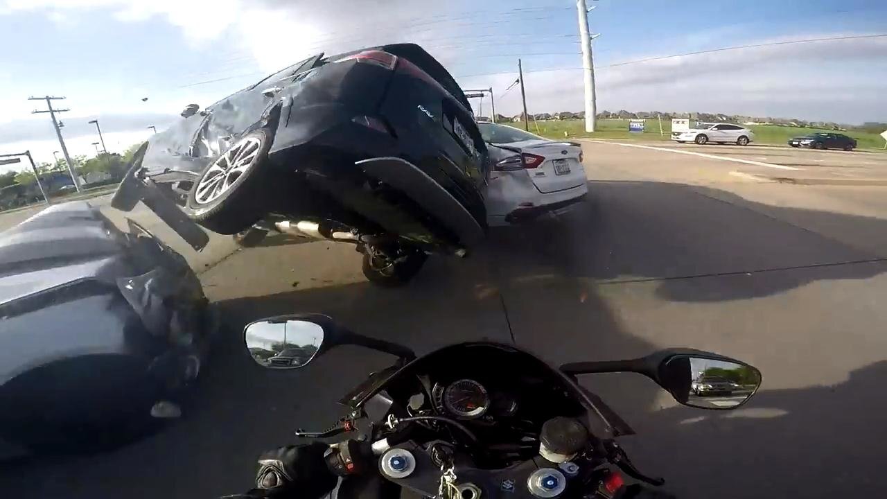 Серьёзная авария в Техасе с участием очень везучего мотоциклиста