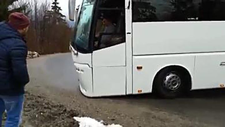 В Румынии водитель автобуса ошибся и чуть не угробил своих пассажиров