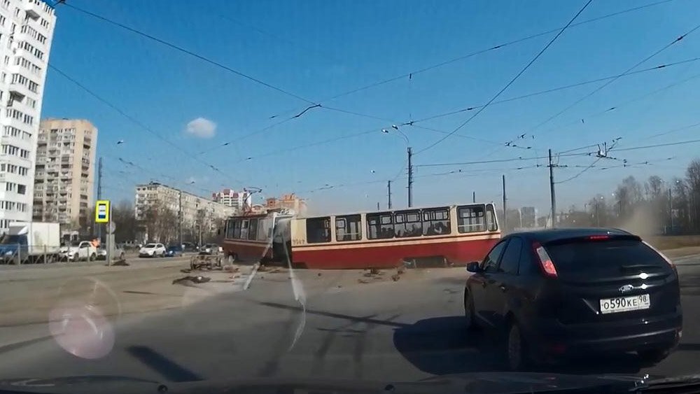 В Санкт-Петербурге трамвай с пассажирами слетел с рельсов