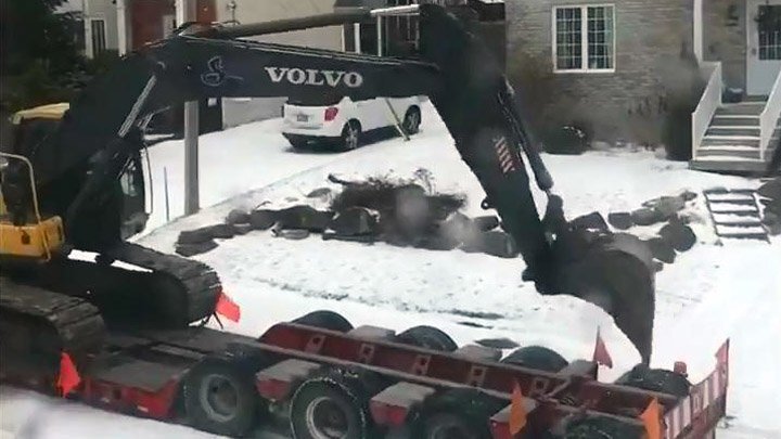 Экскаватор помогает грузовику забраться в горочку