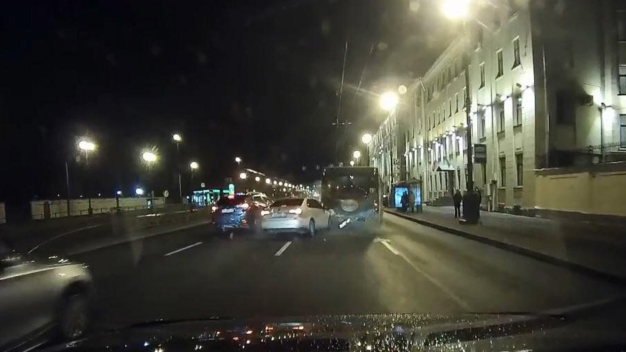 Не протиснулся: гонщик протаранил автобус в Петербурге