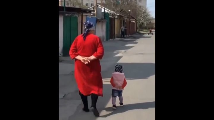 Маленькая девочка копирует походку своей бабушки