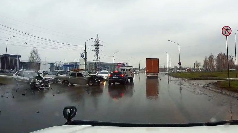 В Омске водитель "Волги" отвлекся и устроил массовое ДТП