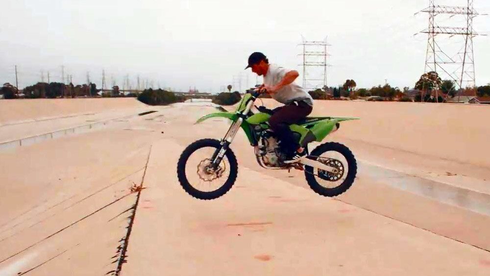 Уличные трюки Джастина Мэлфорда на кроссовом мотоцикле Kawasaki