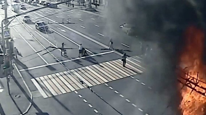 Авария дня. Огненное ДТП с мотоциклистом в Москве