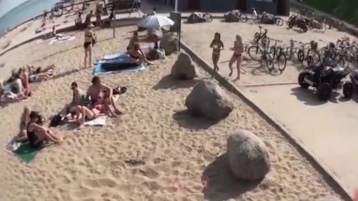 Попытка впечатлить девушек на пляже с треском провалилась