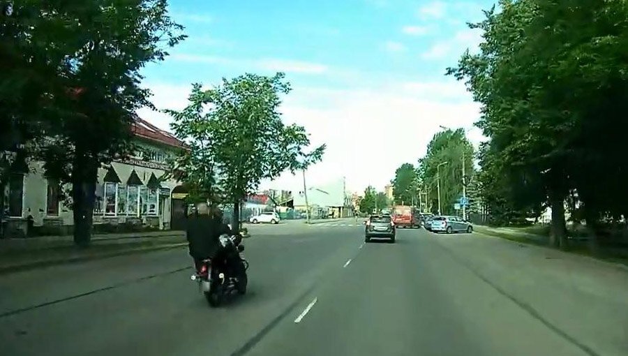 Мотоциклист с пассажиром столкнулись с поворачивающей Ладой в Великом Новгороде