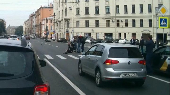 Мотоциклист сбил сотрудницу полиции на пешеходном переходе