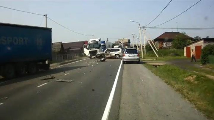 Авария дня. Водитель внедорожника столкнулся с фурой на Кузбассе