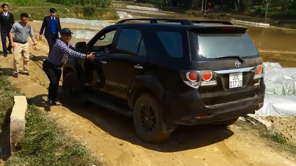 Toyota Fortuner прилег на бок из-за неосторожности водителя