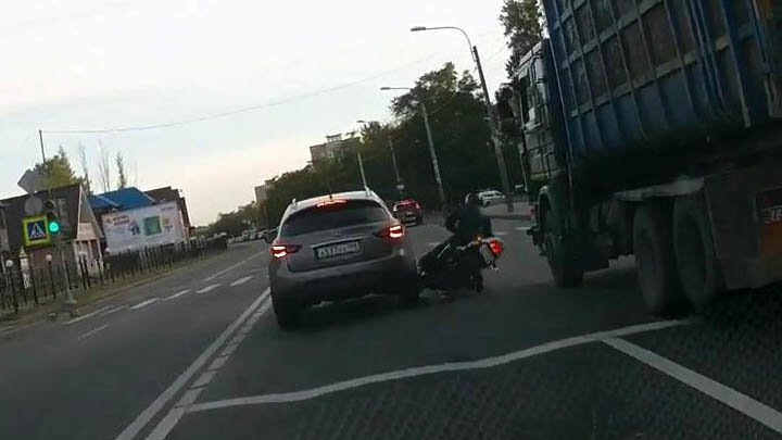 Мотоциклисту чуть не проехались по голове в Петербурге