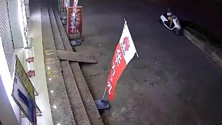 Дорожный инцидент в Китае: женщина подлетела в воздух на несколько метров