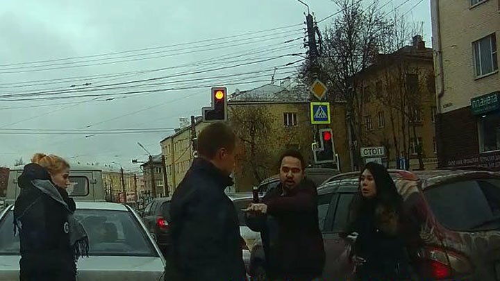 Агрессивную драчунью уложили на лопатки в Смоленске