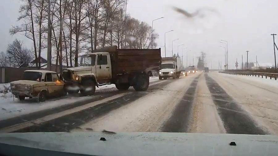 Занос "шестерки" в Кировской области