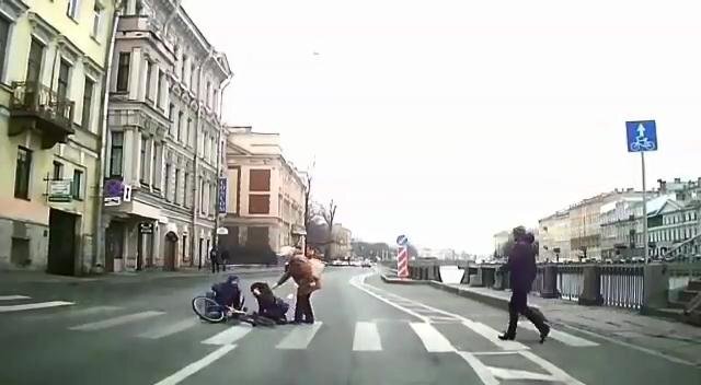 Невнимательный питерский велохруст наехал на пешехода