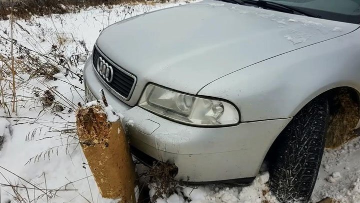 Протиснулся между двумя машинами, но столбик помешал