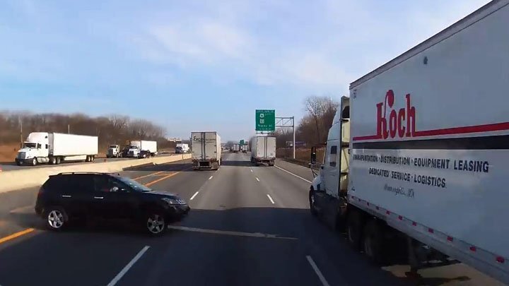 Зрелищная авария из США: водитель попытался протиснуться между грузовиком и отбойником