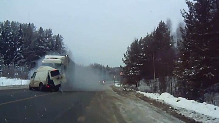 Авария дня. Фургон столкнулся с грузовиком в Кировской области