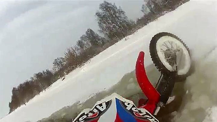Мотоцикл ушёл под лёд, но хозяин его не бросил