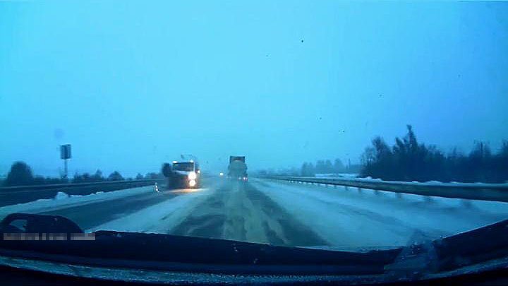 В Удмуртии, отлетевшее от бензовоза колесо, столкнулось с маршруткой