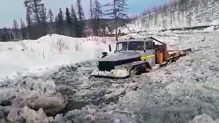 Легендарный грузовик "Урал" преодолевает ледяную речку