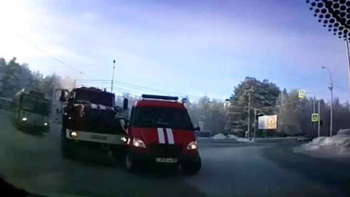 В Сургуте пожарные машины, спешившие на вызов попали в ДТП