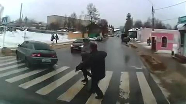 Тонированный гонщик едва не сбил пешеходов в Калужской области