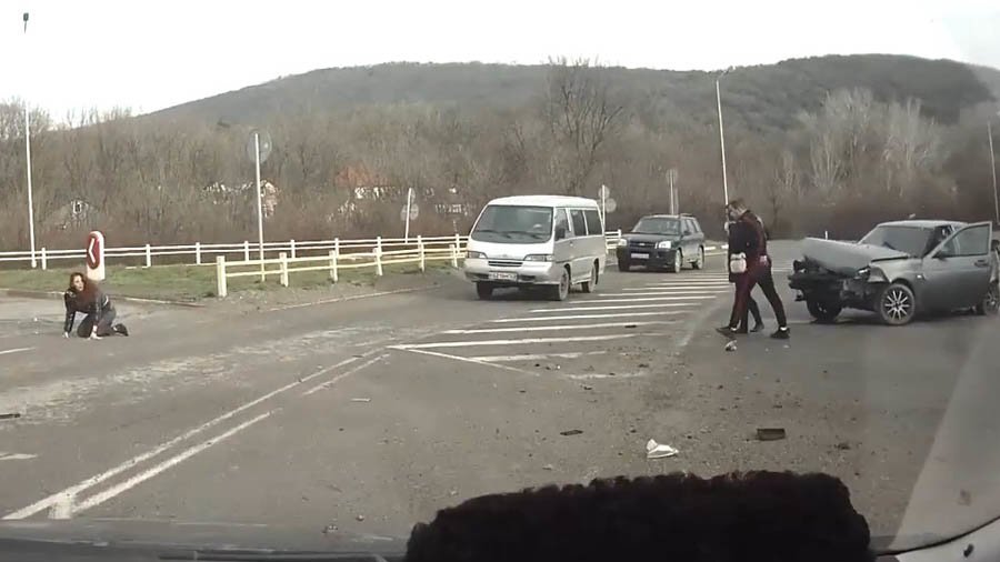 Авария дня. Под Новороссийском из автомобиля повылетали пассажиры