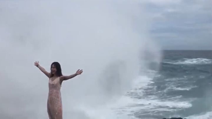 Туристку чуть не смыло волной в океан при попытке сделать зрелищное фото на фоне шторма