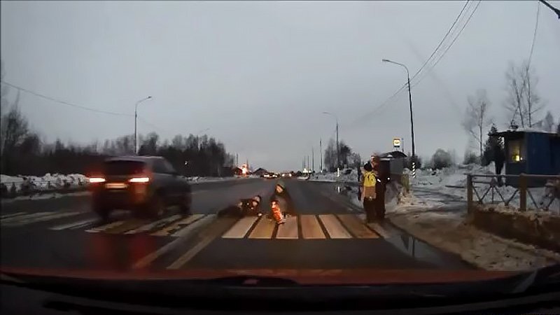 Водитель едва не сбил детей на пешеходном переходе в Архангельской области