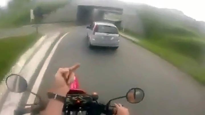 Оскорбительный жест: водитель пытается догнать мотоциклиста