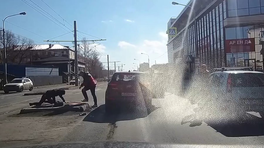 В  Омске девушка не успела перебежать дорогу и была сбита