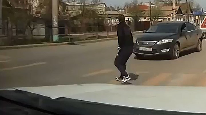 В Астрахани пешеход попытался не попасть под машину, запрыгнув на капот